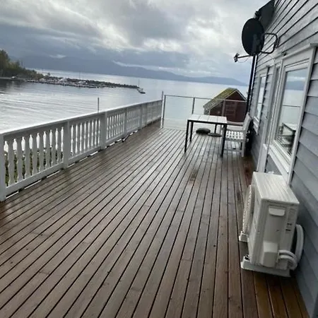 Hauaneset Cabin By Norgesbooking- Wonderful Location At Bjornefjorden Revna